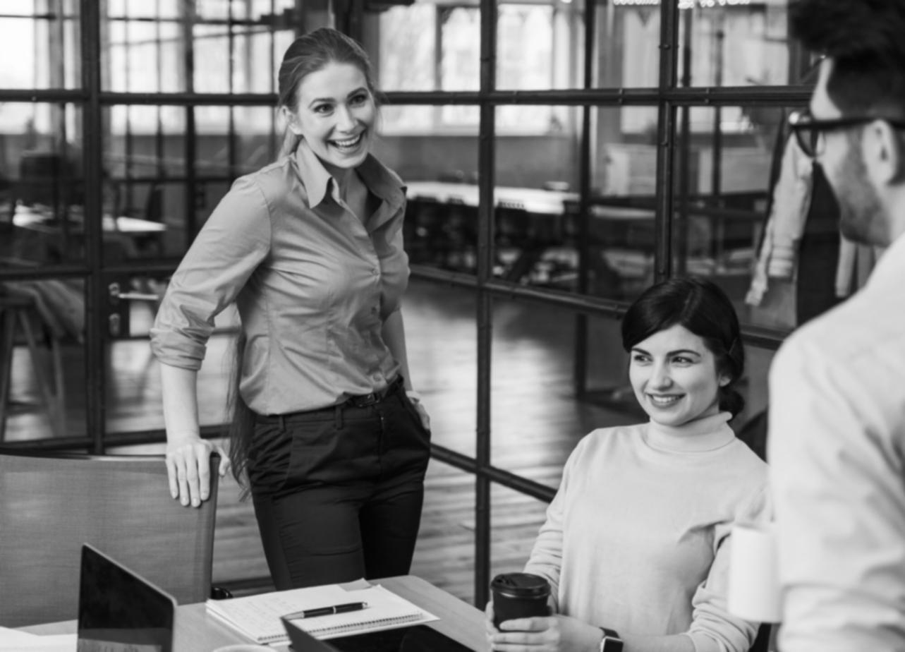 Espace de travail moderne pour analystes financiers à Bordeaux